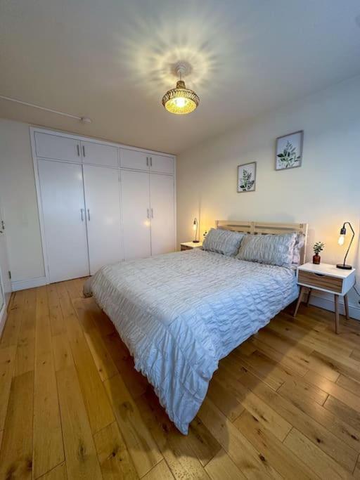 Bright & Spacious Split Level Flat In Kennington Лондон Экстерьер фото