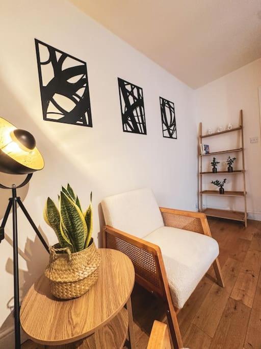 Bright & Spacious Split Level Flat In Kennington Лондон Экстерьер фото
