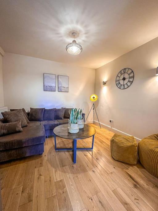 Bright & Spacious Split Level Flat In Kennington Лондон Экстерьер фото