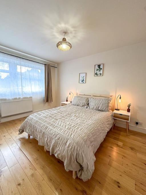 Bright & Spacious Split Level Flat In Kennington Лондон Экстерьер фото