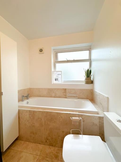 Bright & Spacious Split Level Flat In Kennington Лондон Экстерьер фото