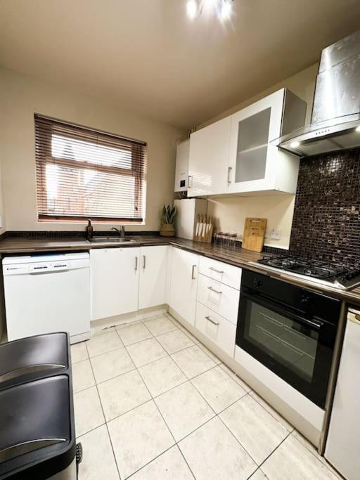 Bright & Spacious Split Level Flat In Kennington Лондон Экстерьер фото