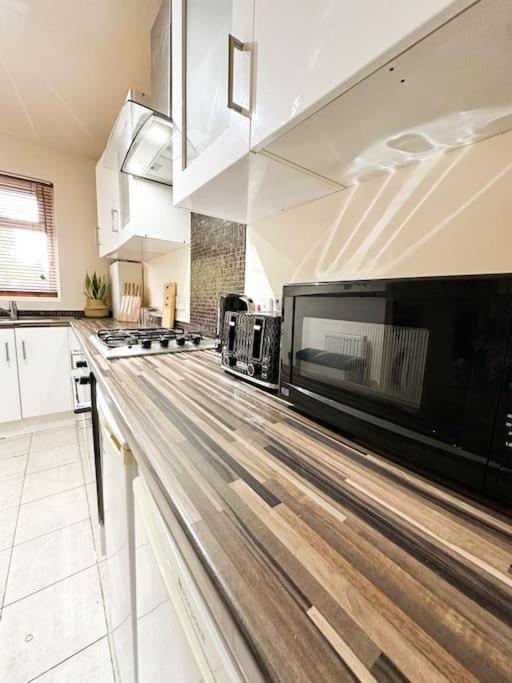 Bright & Spacious Split Level Flat In Kennington Лондон Экстерьер фото